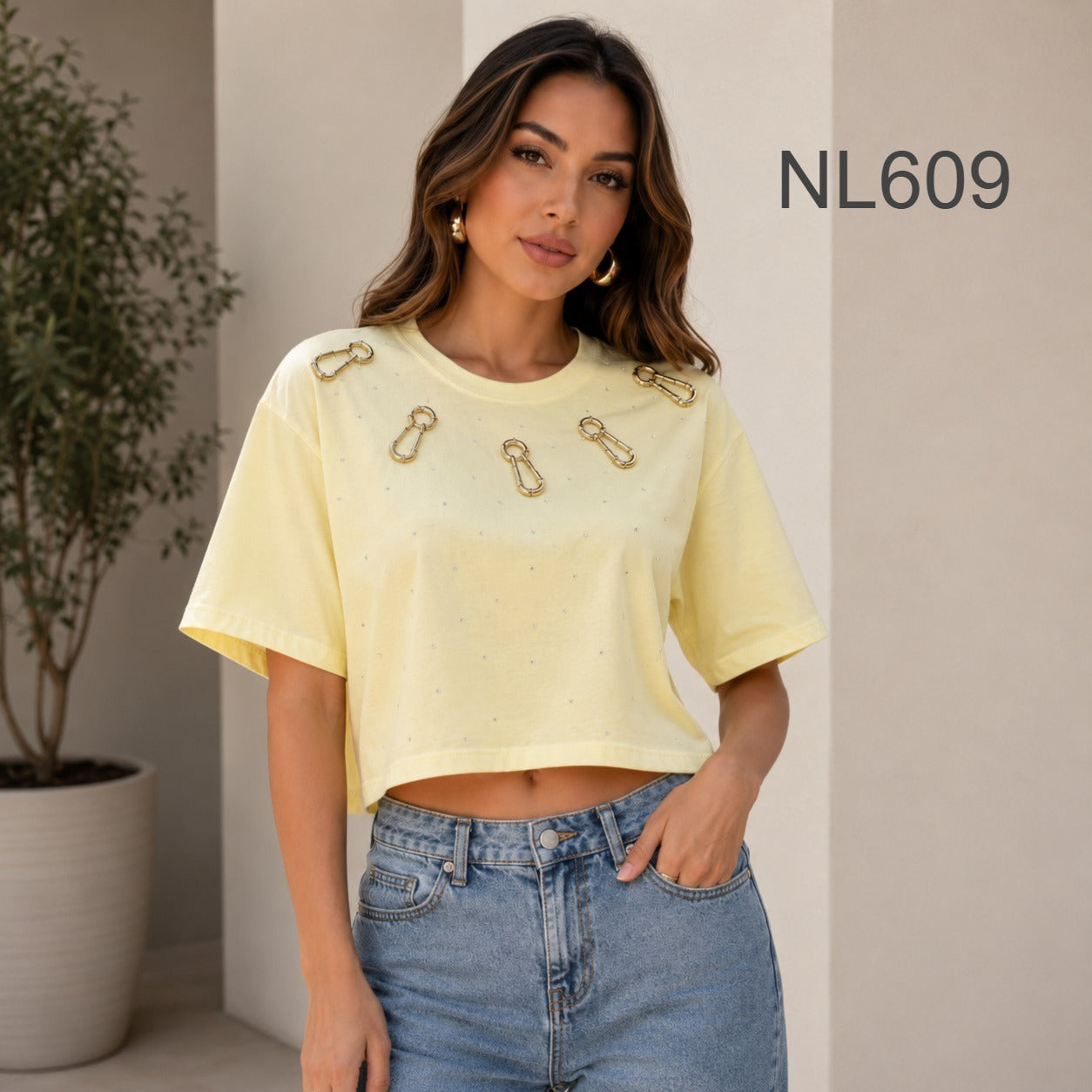 CAMISETA CON HEBILLAS DORADAS EN PECHO