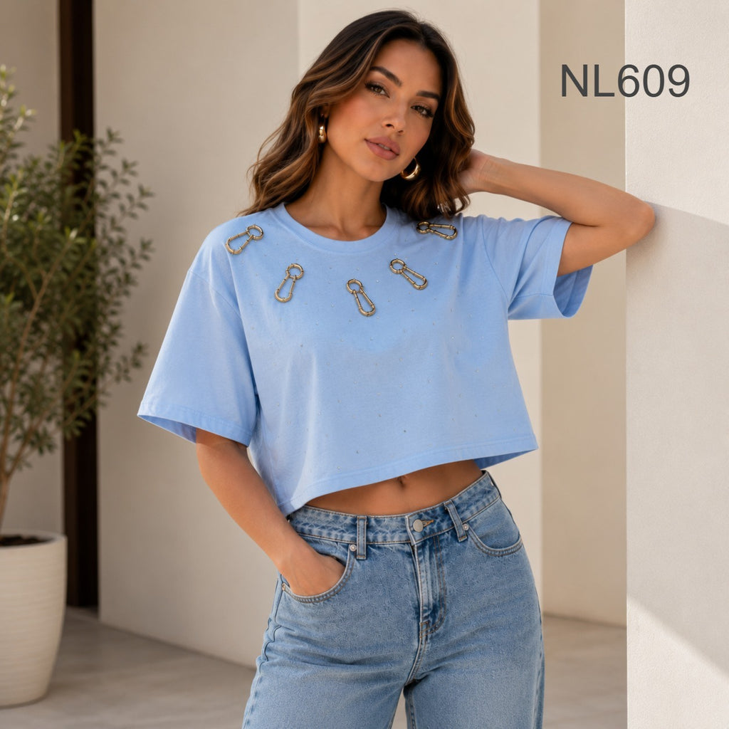 CAMISETA CON HEBILLAS DORADAS EN PECHO