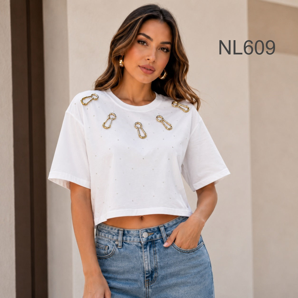 CAMISETA CON HEBILLAS DORADAS EN PECHO