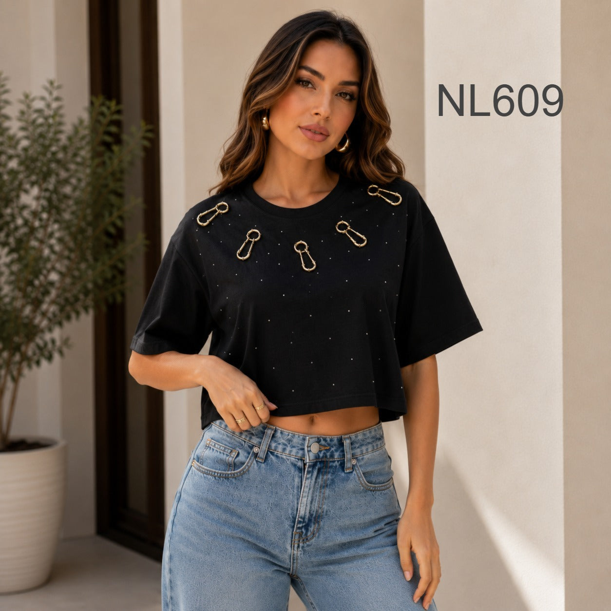 CAMISETA CON HEBILLAS DORADAS EN PECHO