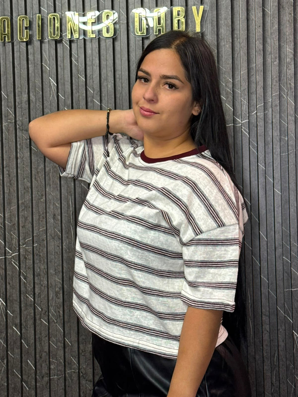 CAMISA CUELLO REDONDO CON LINEAS DE COLORES