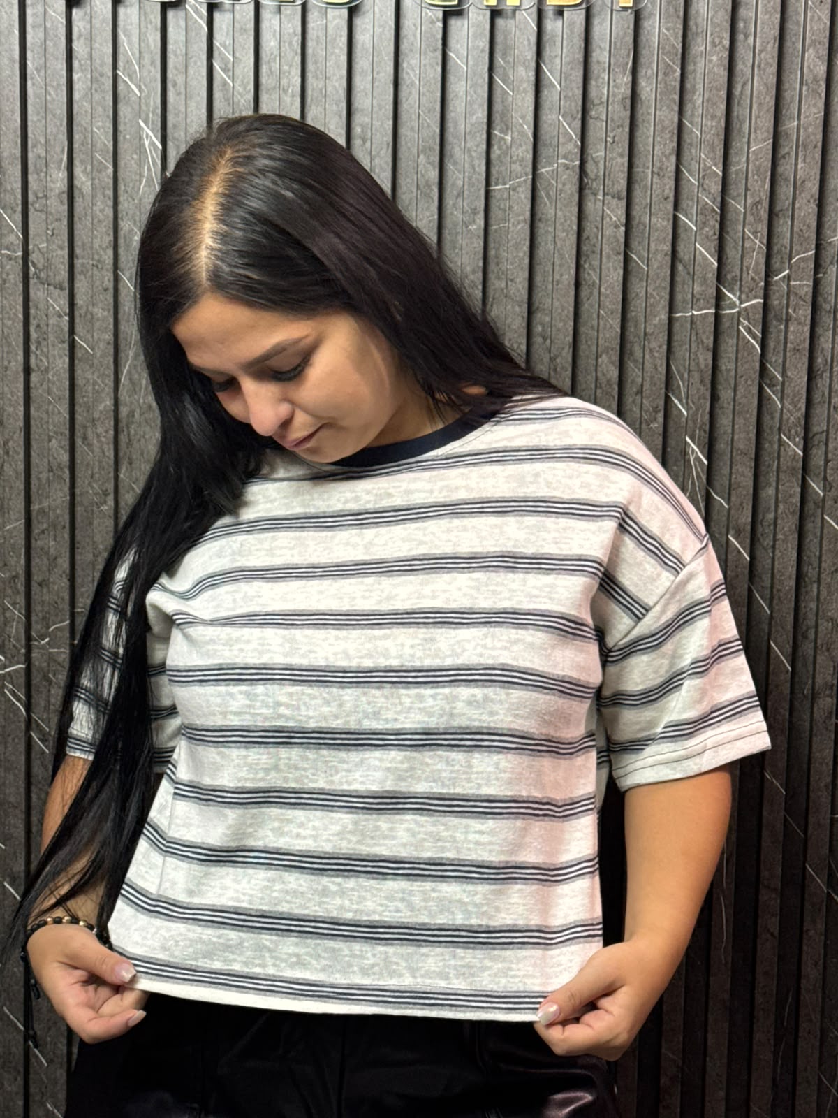 CAMISA CUELLO REDONDO CON LINEAS DE COLORES
