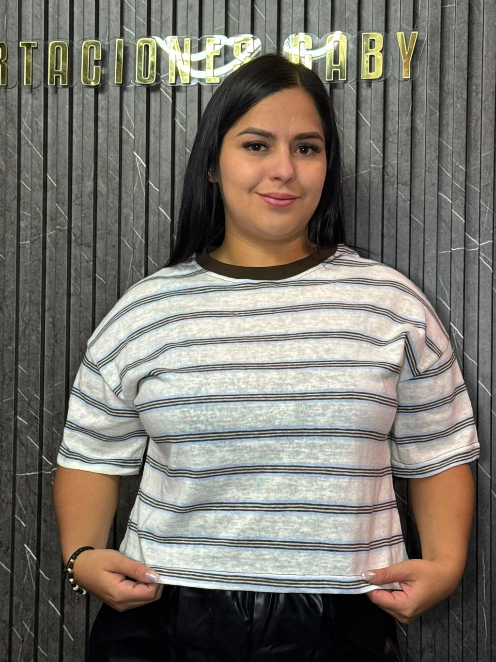 CAMISA CUELLO REDONDO CON LINEAS DE COLORES