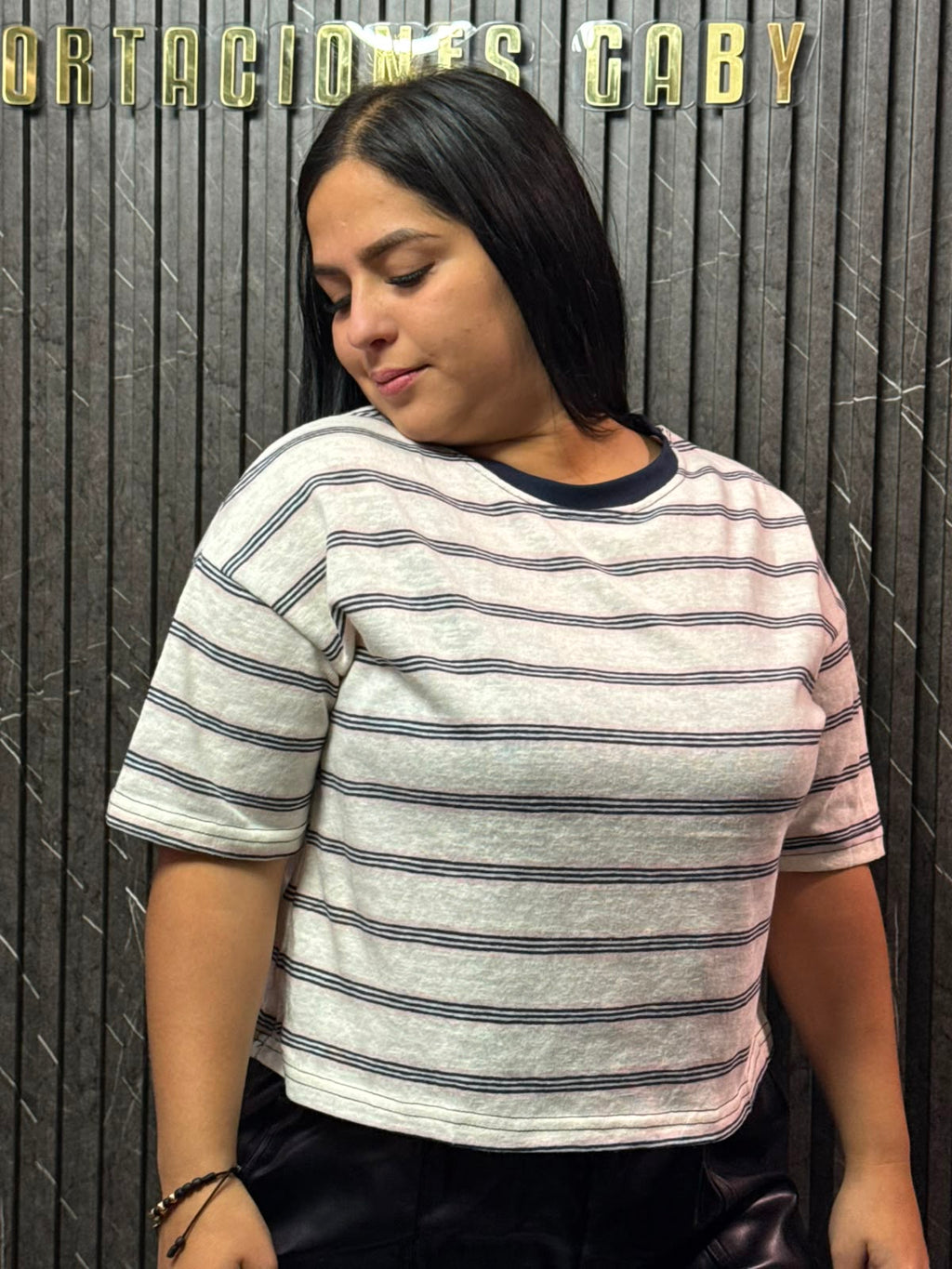 CAMISA CUELLO REDONDO CON LINEAS DE COLORES