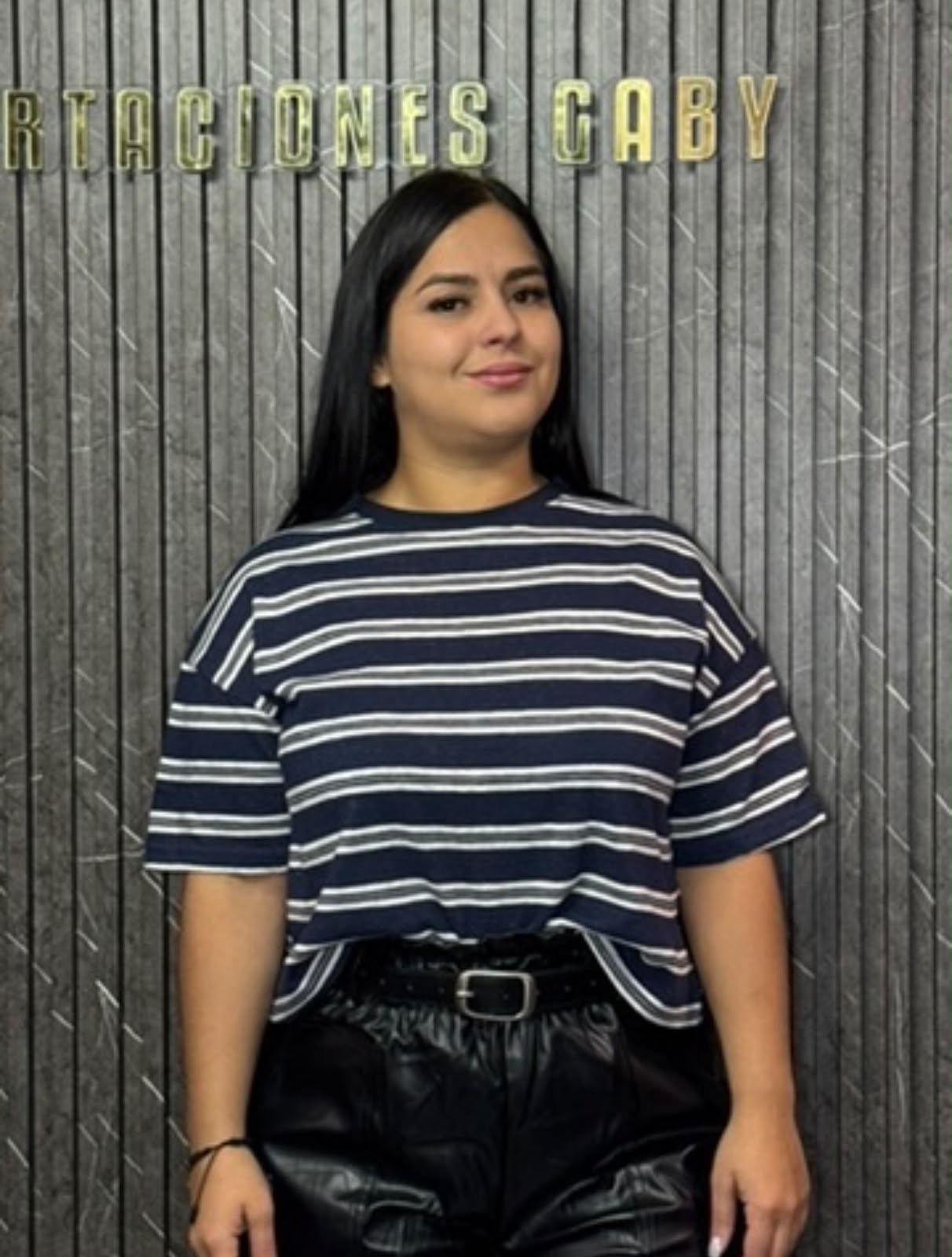 CAMISA CUELLO REDONDO CON LINEAS DE COLORES