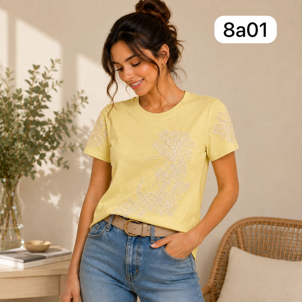 CAMISETA CON BORDADO FLORAL Y DETALLES ELEGANTES