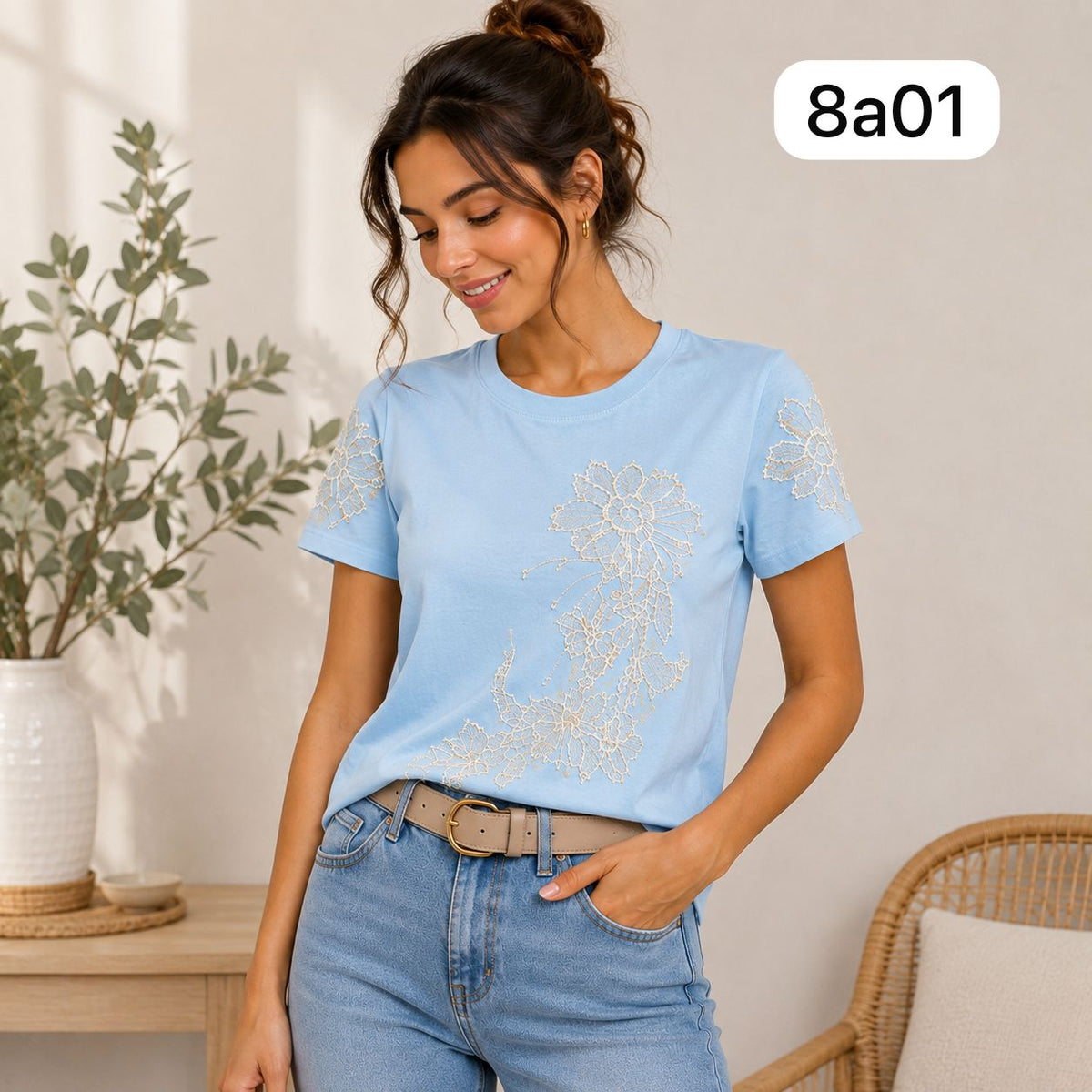CAMISETA CON BORDADO FLORAL Y DETALLES ELEGANTES