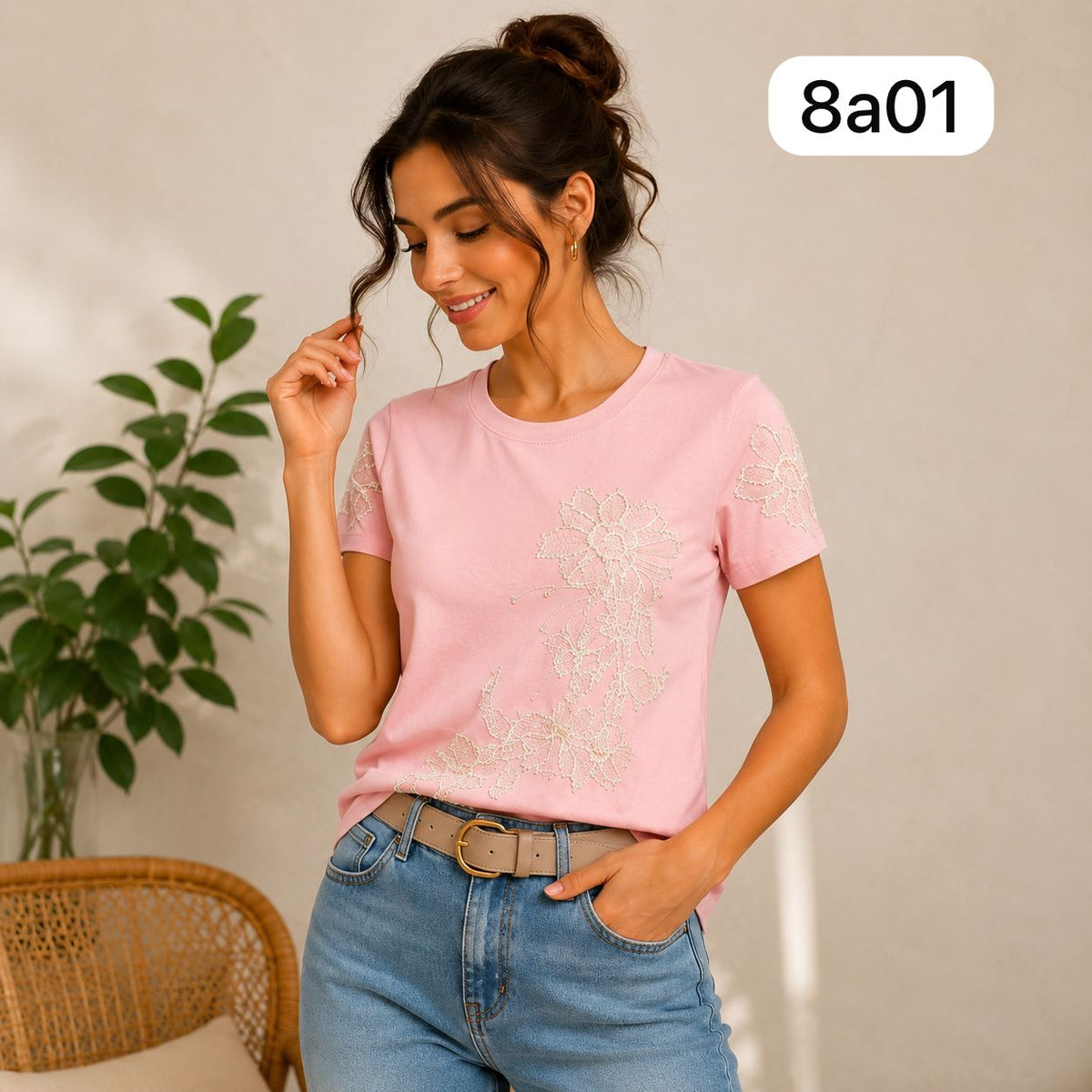CAMISETA CON BORDADO FLORAL Y DETALLES ELEGANTES